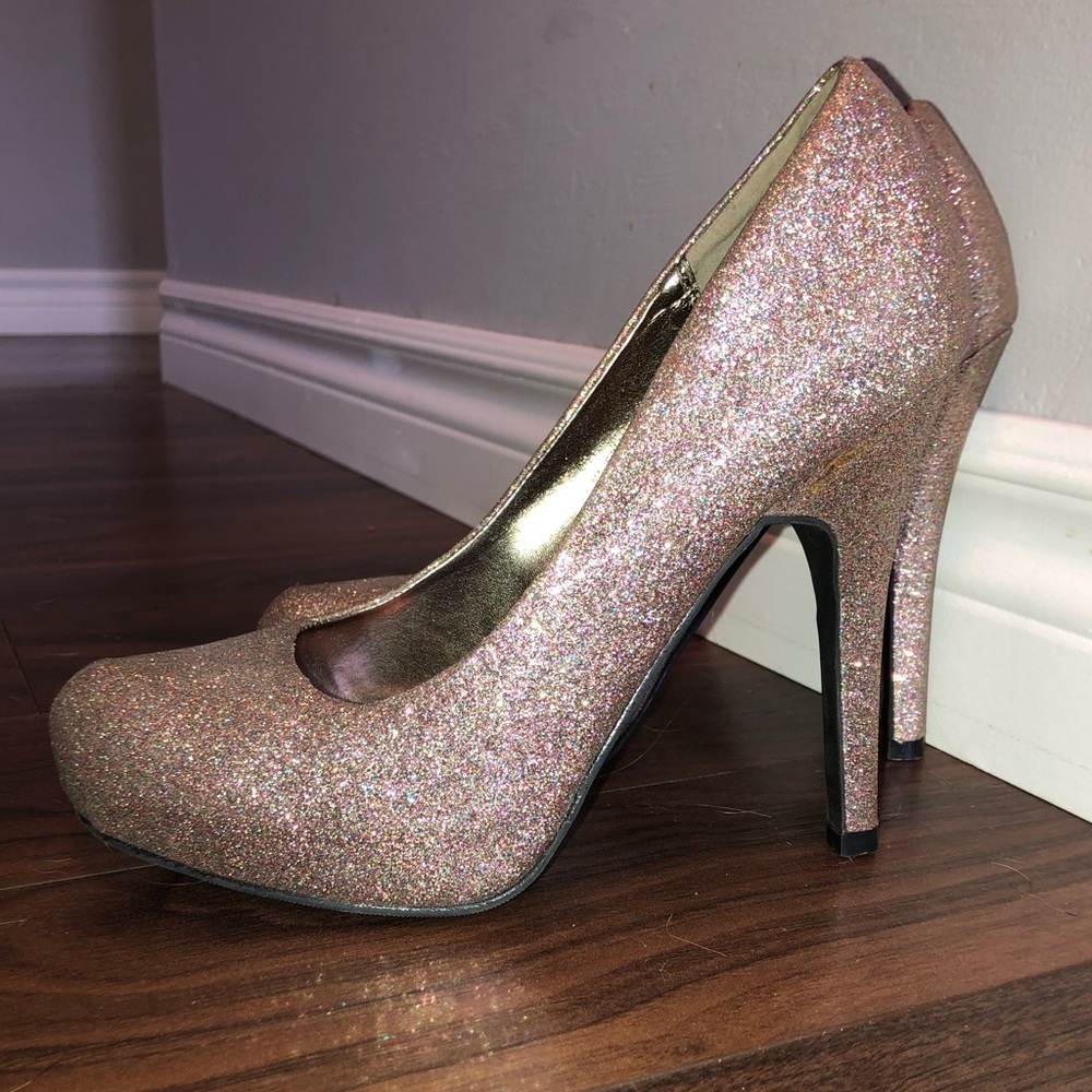 ✨3/$25 Sparkle gold Le Chateau shoes